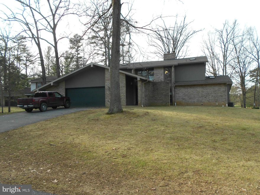 Beautiful Panoramic Views of the 15th Green!  Contemporary Home in Penn National! 3+ Spacious Bedrooms and 4.5 Baths.  Main Level Master Suite and Laundry!  Stainless Steel Appliances and Corian Counters.  Open Floor Plan and Vaulted Ceilings. Walk-Out Basement with In-Law Suite; Full Bathroom, Laundry, and Second Kitchen in Lower Level.  Dual Heat Pumps. Approx. 3000 square feet of living space!!