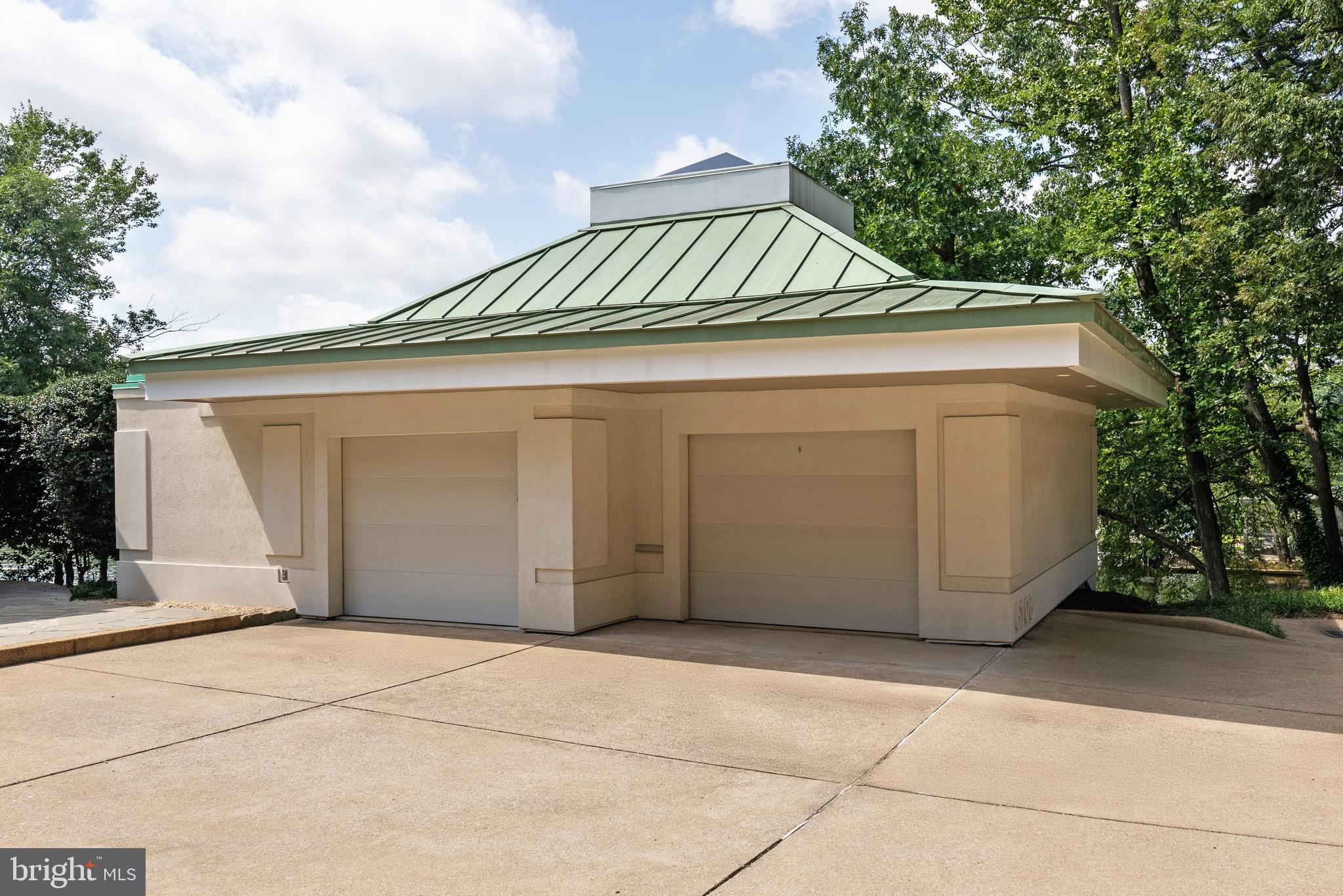 BARCROFT LAKE SHORES - Residential