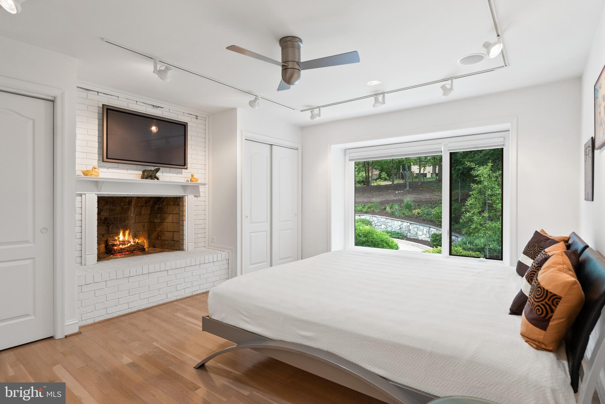 BARCROFT LAKE SHORES - Residential