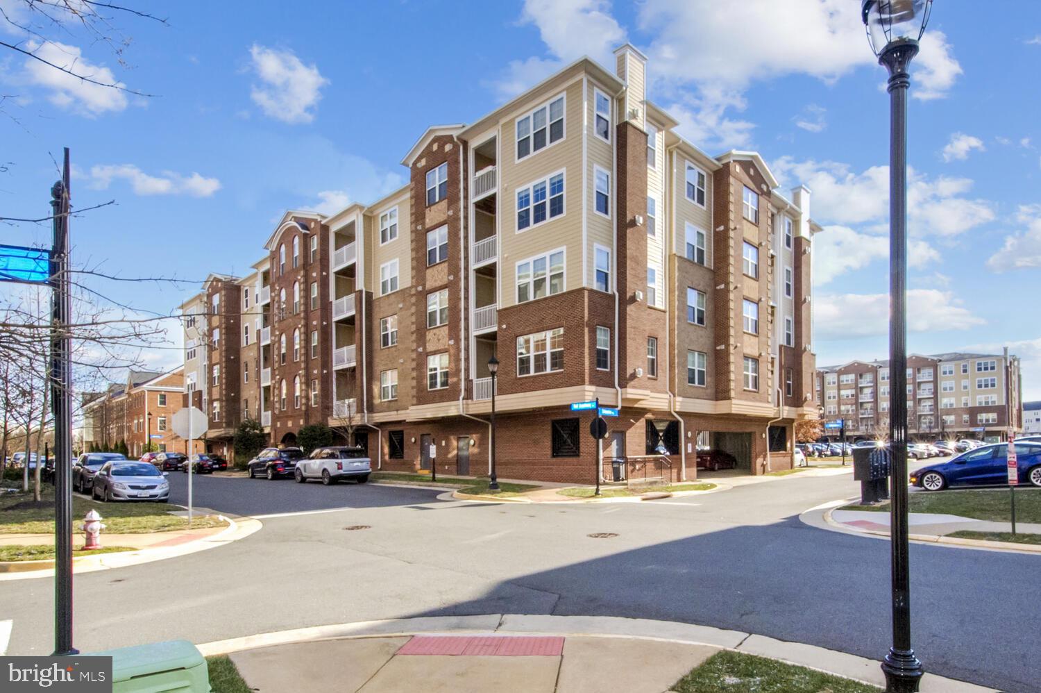 DISCOVERY SQUARE - Residential