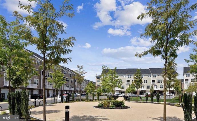 DISCOVERY SQUARE - Residential