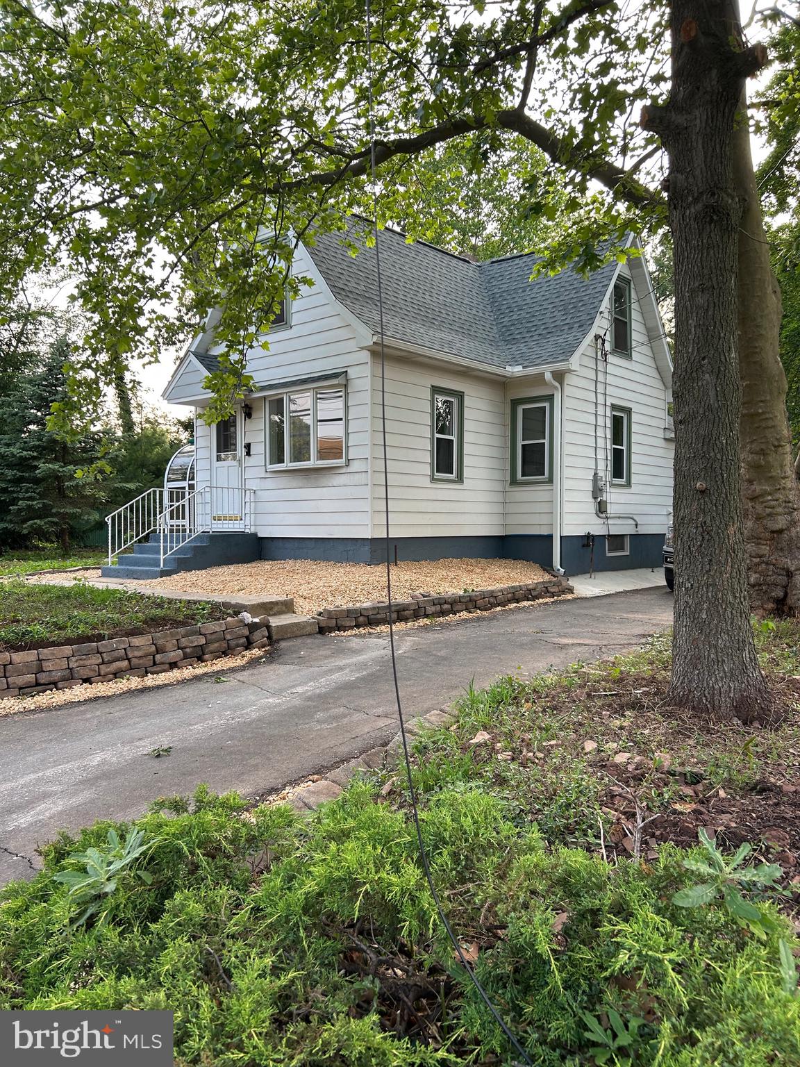 FRESHLY RE-DONE AND READY TO MOVE IN. 1ST FLOOR BEDROOM WITH FULL BATH, NICE SIZE KITCHEN WITH MUD ROOM AND LAUNDRY AT THE BACK DOOR ENTRANCE. NICE DECK AT BACK DOOR. LARGE OPEN & WOODED LOT , THE GAZEBO HIGHLIGHTS THE SERENE REAR YARD. KICK BACK AND ENJOY THE ACREAGE AND WILDLIFE. LARGE MACADAM DRIVEWAY WITH PLENTY OF PARKING.
NORTH PENN SCHOOL DISTRICT, CLOSE TO ALL SHOPPING AND THE GROWING MAIN STREET OF LANSDALE. CLOSE TO PUBLIC TRANSPORTATION. ALL THIS FOR UNDER 400K.
DONT LET IT SLIP AWAY.