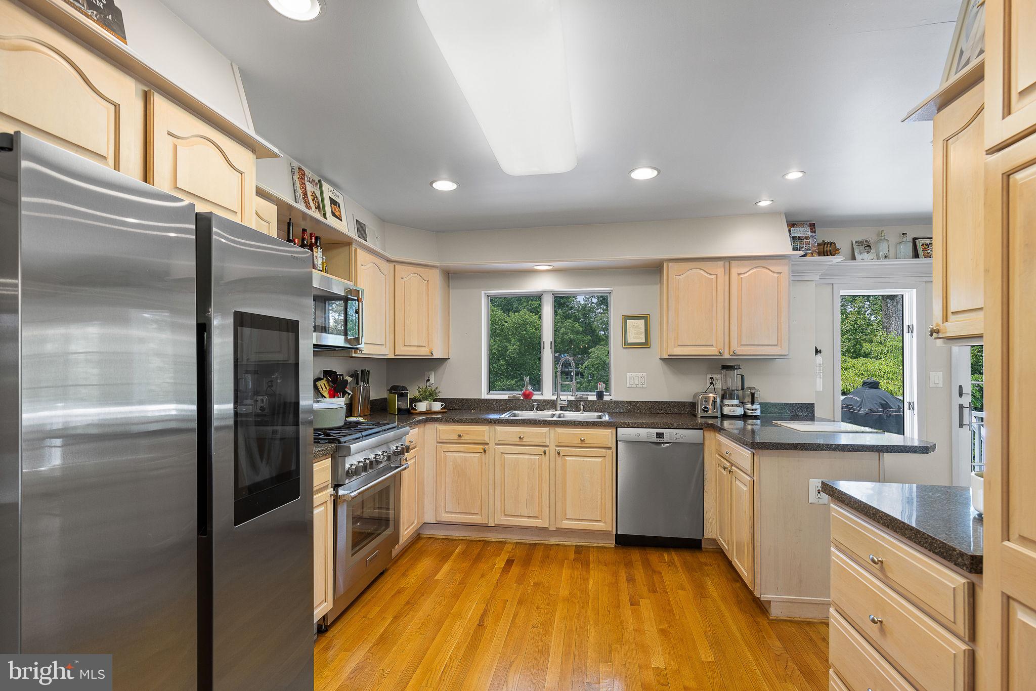 LAKE BARCROFT - Residential