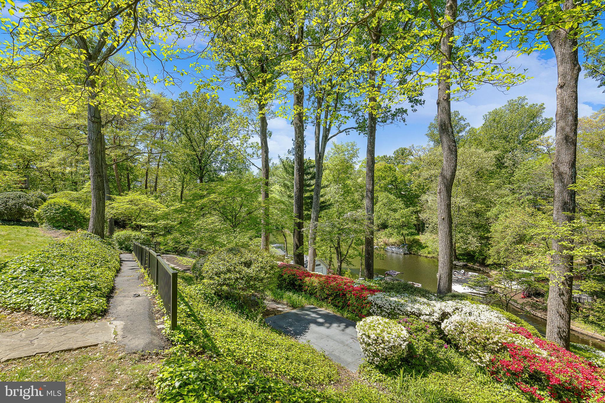 LAKE BARCROFT - Residential