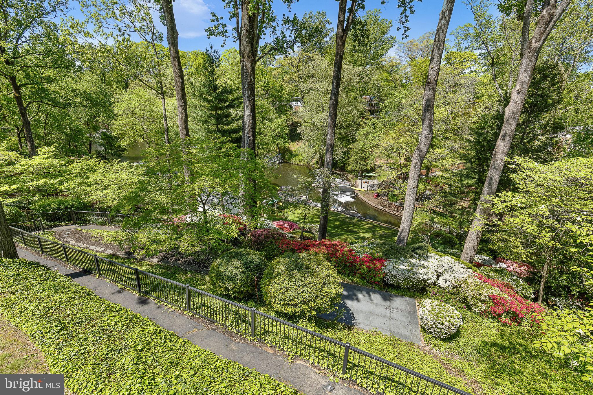 LAKE BARCROFT - Residential