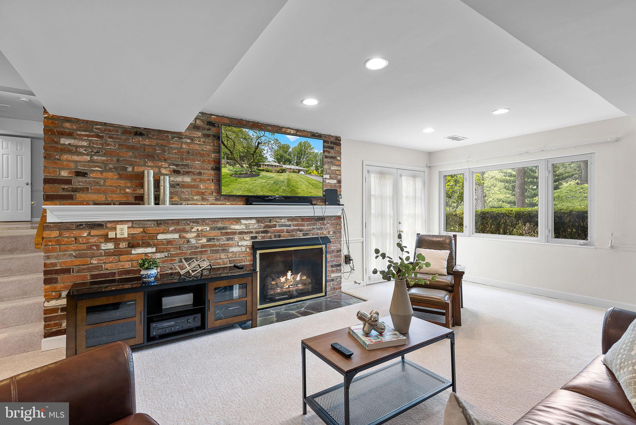 LAKE BARCROFT - Residential