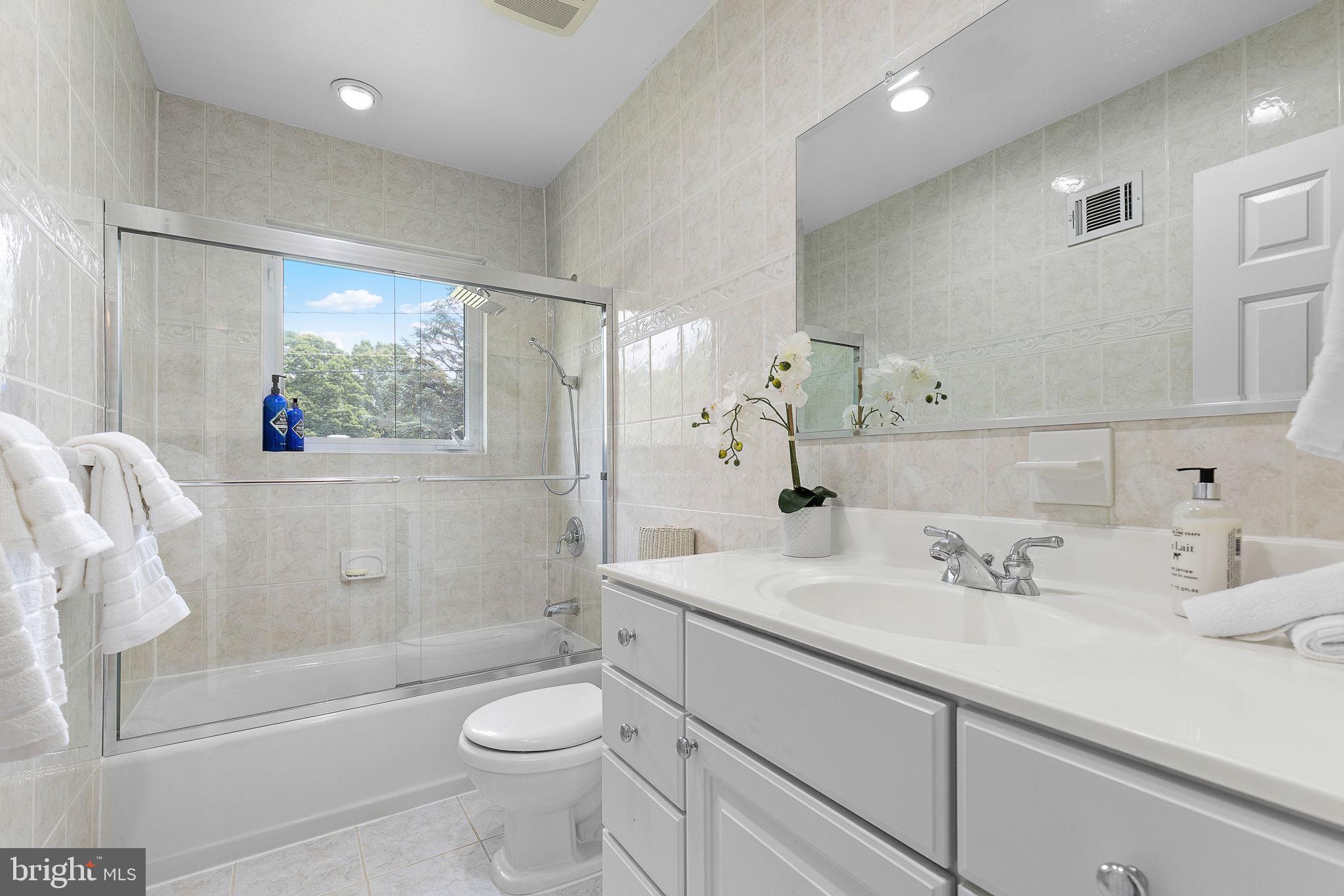 LAKE BARCROFT - Residential