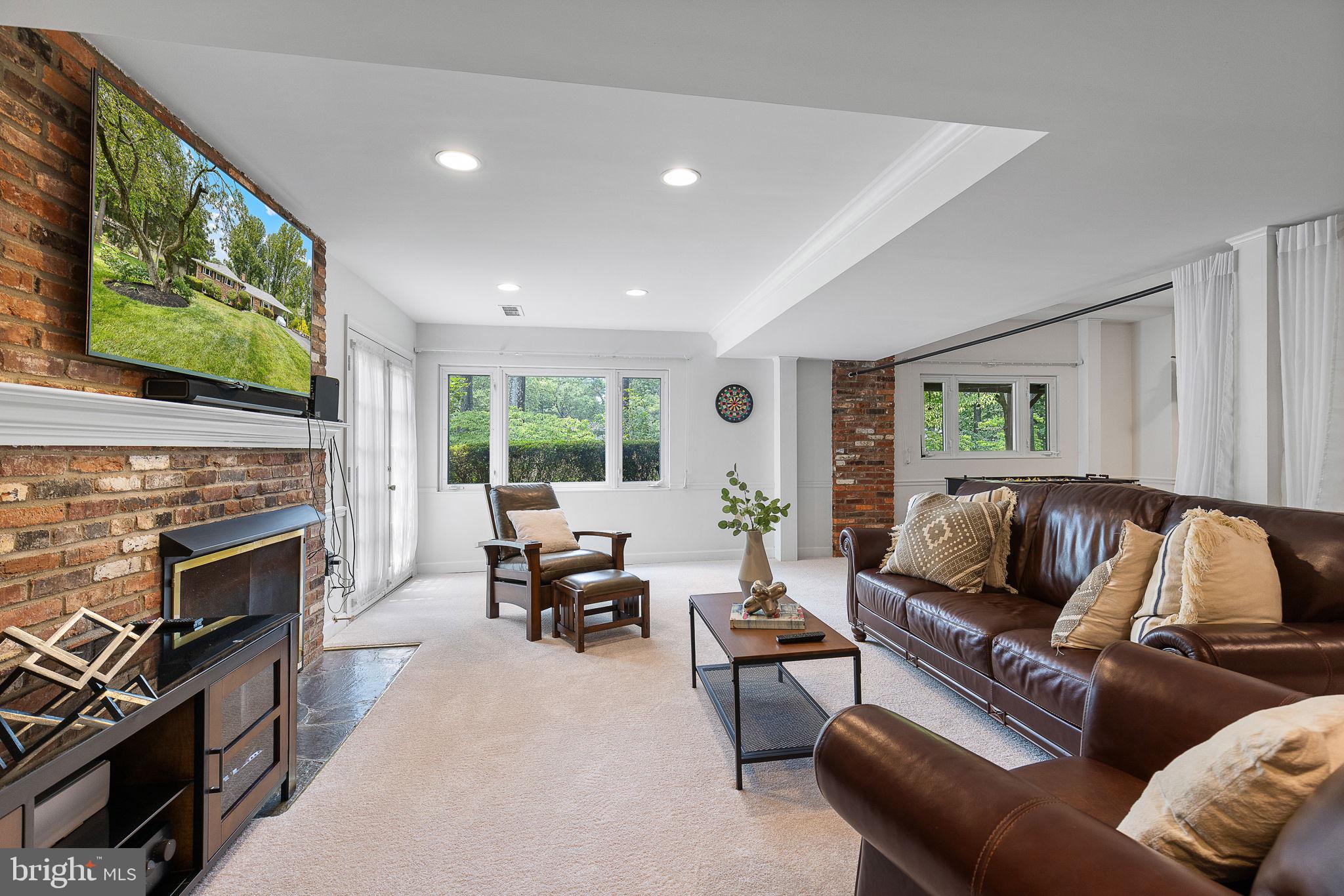 LAKE BARCROFT - Residential