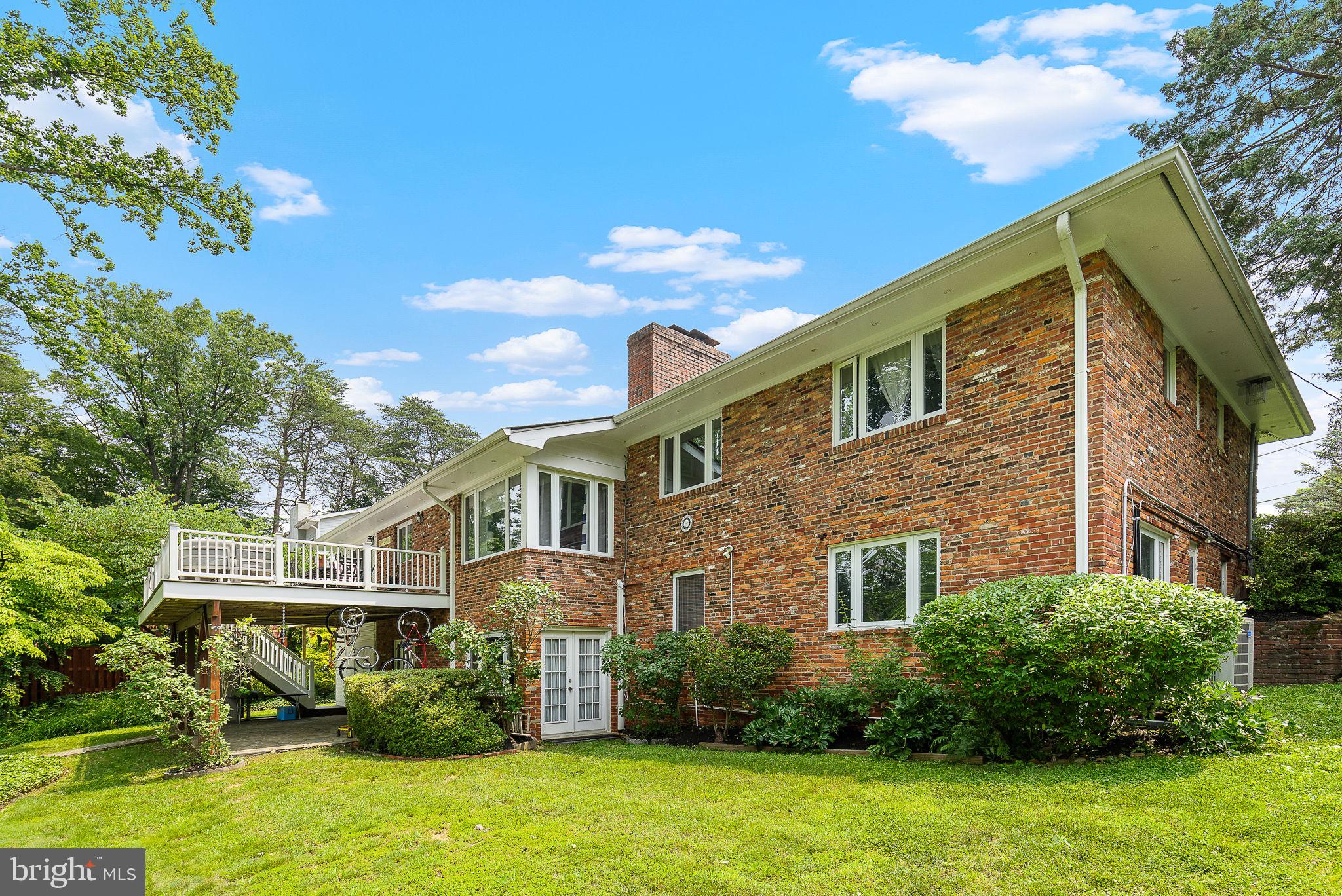 LAKE BARCROFT - Residential