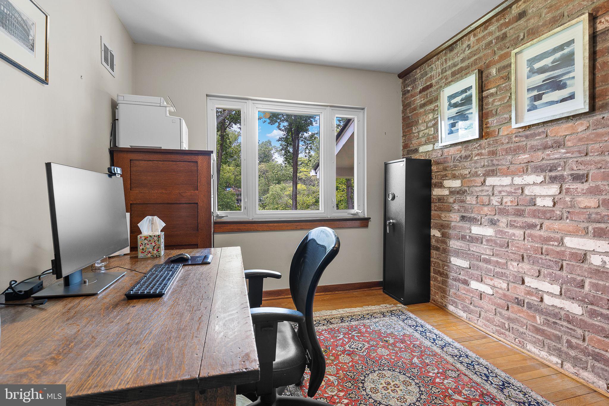 LAKE BARCROFT - Residential