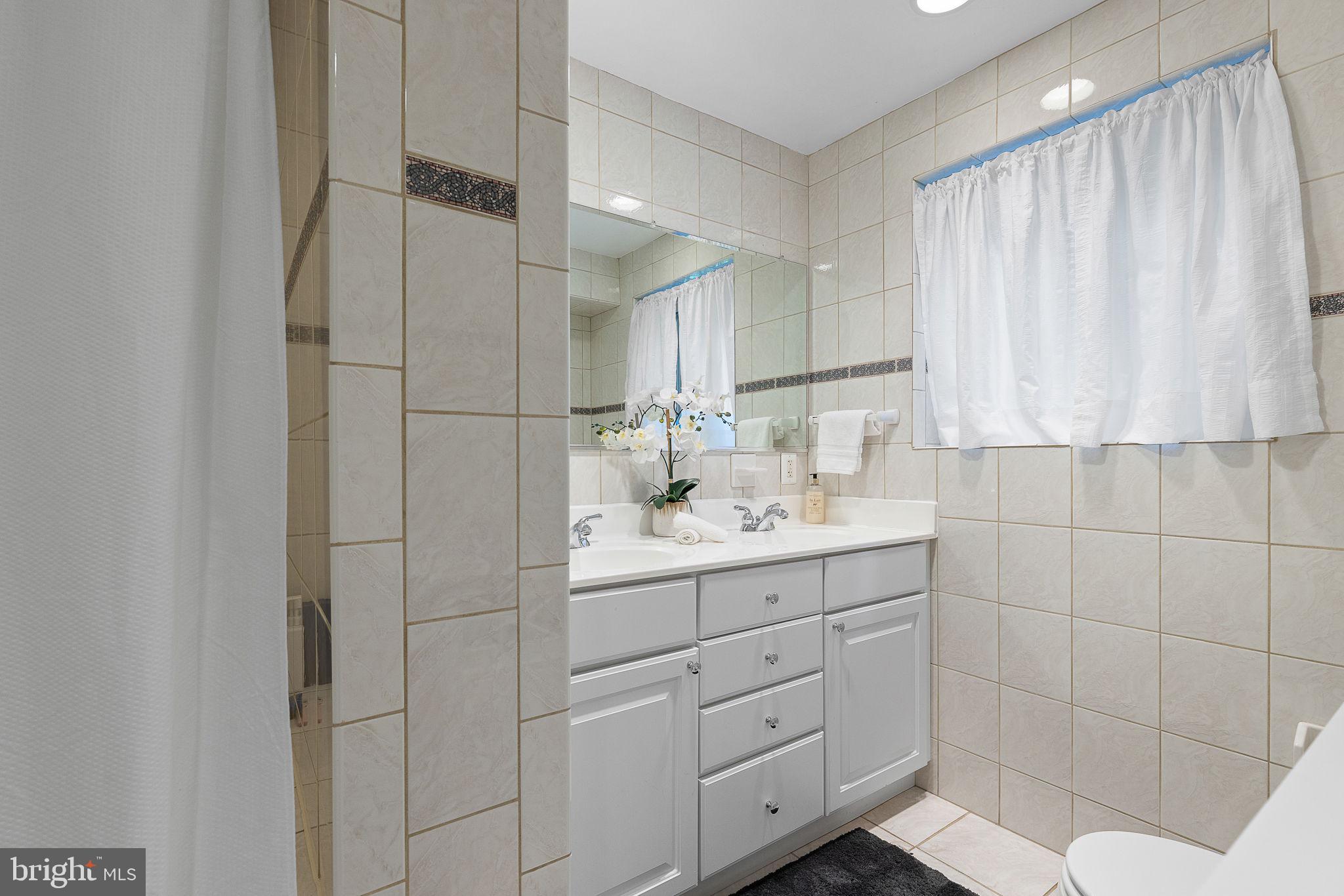 LAKE BARCROFT - Residential