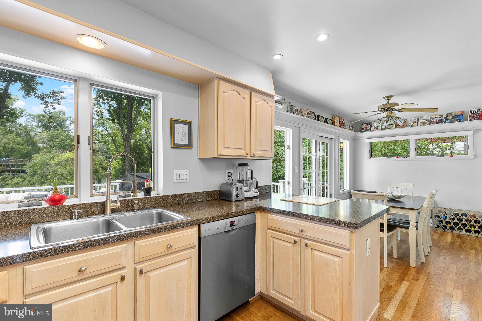 LAKE BARCROFT - Residential