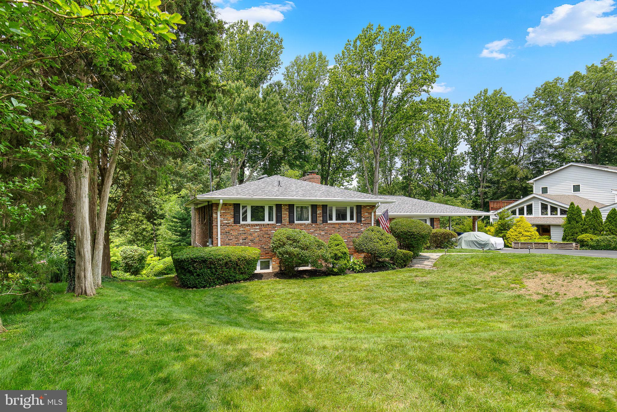 LAKE BARCROFT - Residential