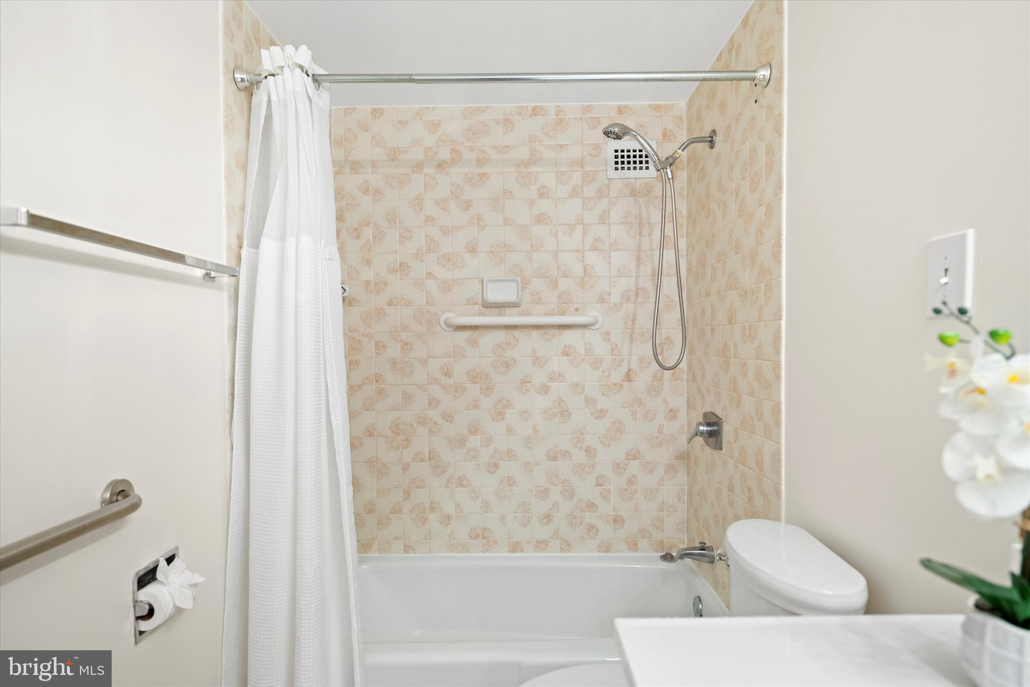 SKYLINE PLAZA - Residential