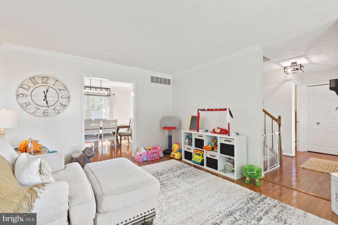 CONSTANT FRIENDSHIP - Residential