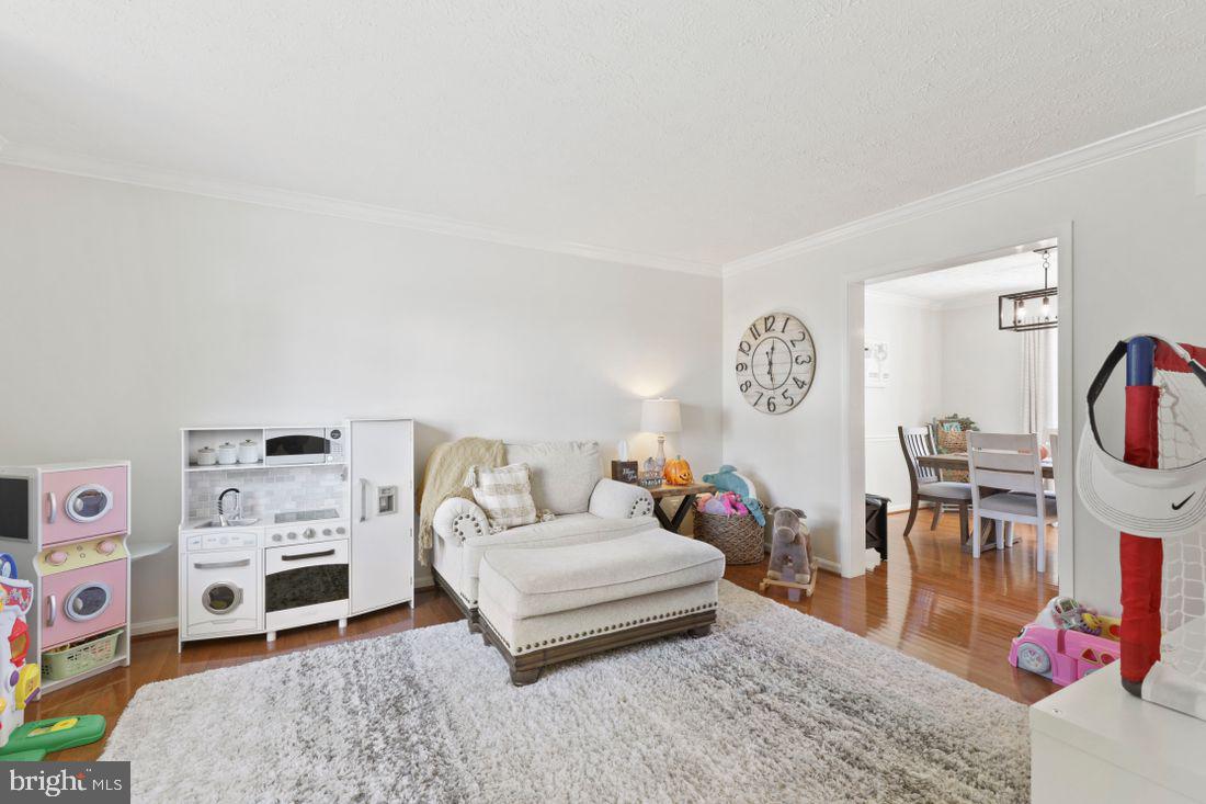 CONSTANT FRIENDSHIP - Residential