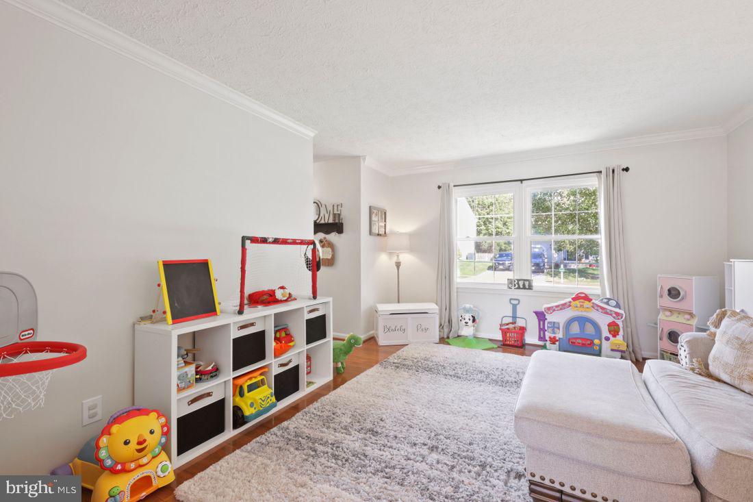 CONSTANT FRIENDSHIP - Residential