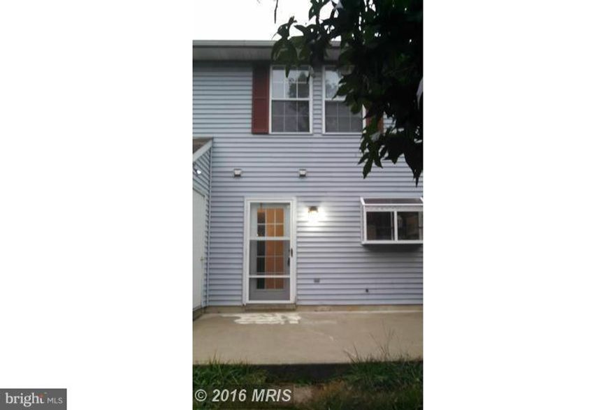 NICE TOWNHOUSE. READY TO MOVE. 3 BEDROOMS, 2 1/2 BATHS, FENCED IN BACK YARD CLOSE TO SHOPPING. GOOD CONDITION SHOWS WELL. Pets on case by case basis