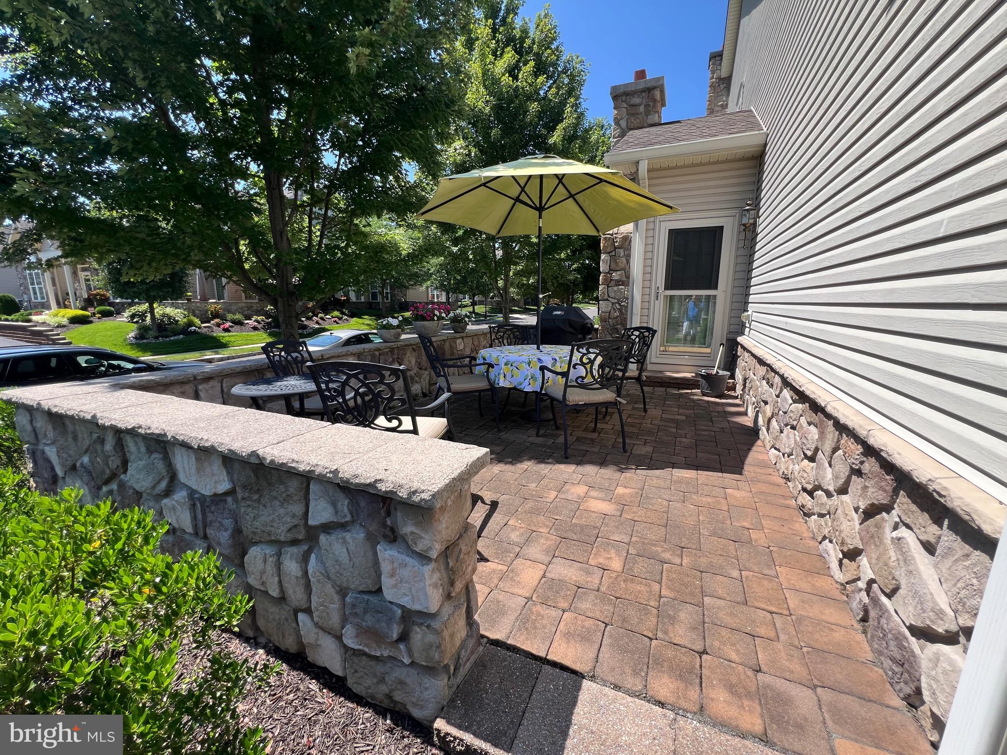 216 WILLOW DRIVE