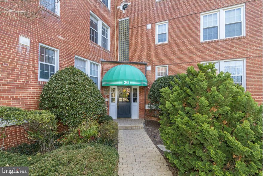 MINUTES TO DC AND BALLSTON METRO, Move in ready 1BR condo with all new kitchen appliances & granite counter tops,Re-modeled bathroom,New carpet & paint,New Windows in 09,Laundry in building,Pet friendly,Plenty of parking,Bike storage on complex,Enjoy peaceful courtyard,Secure building entrance,Close to shopping,restaurants,parks,biking & jogging trails,Ft Myer,Pentagon