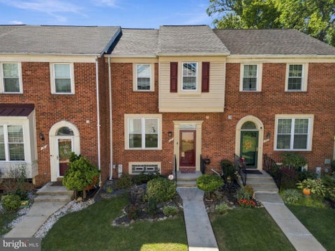 Townhouse For Sale - 10 Macconnachy Square<br/> BALTIMORE, MD 21207
