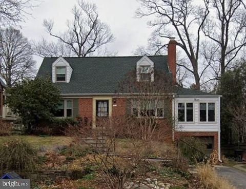 Photo of 1511 Live Oak Drive, SILVER SPRING, MD 20910 (MLS # MDMC2211914)