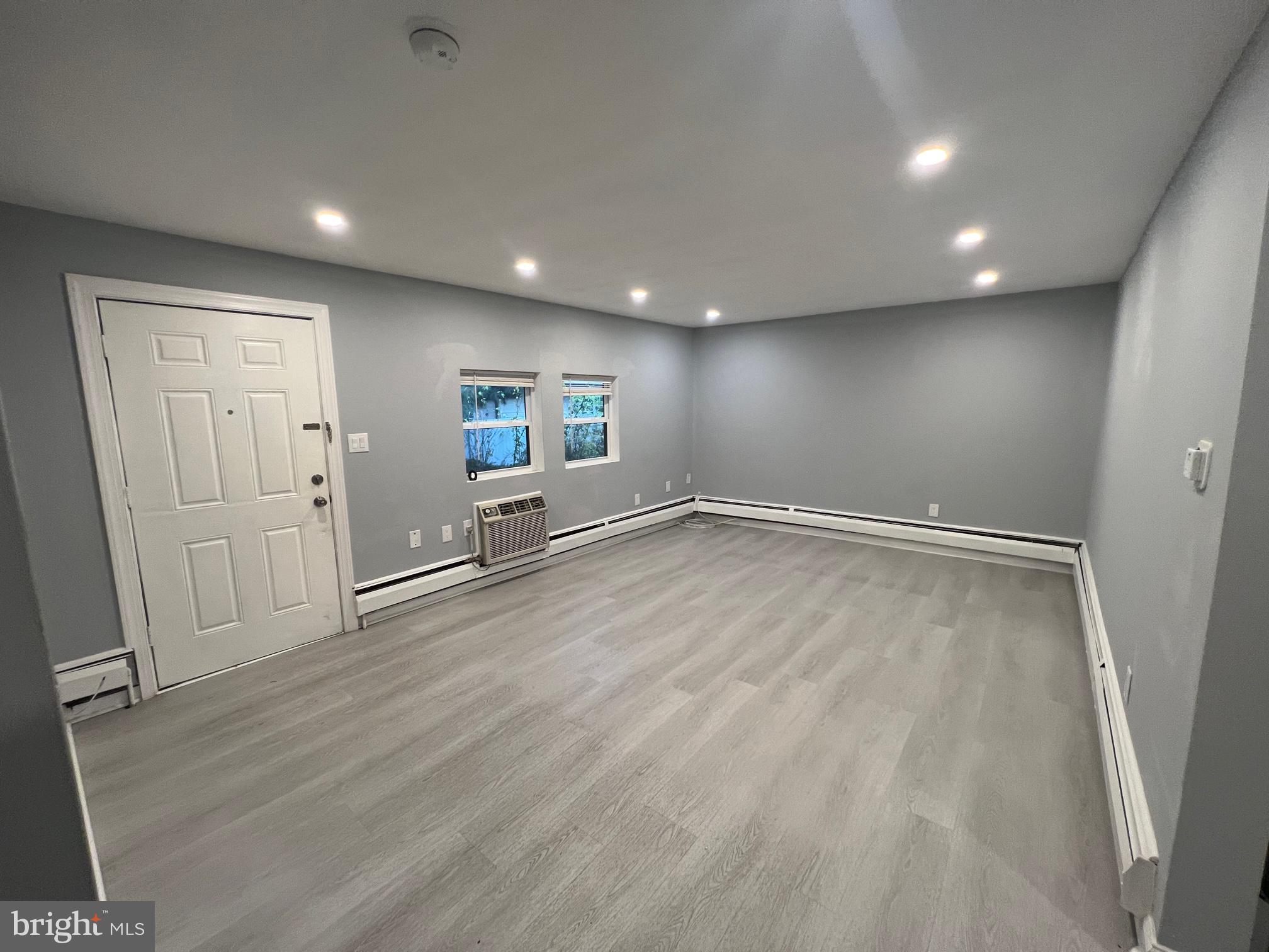 135 THOMAS AVENUE S B-4