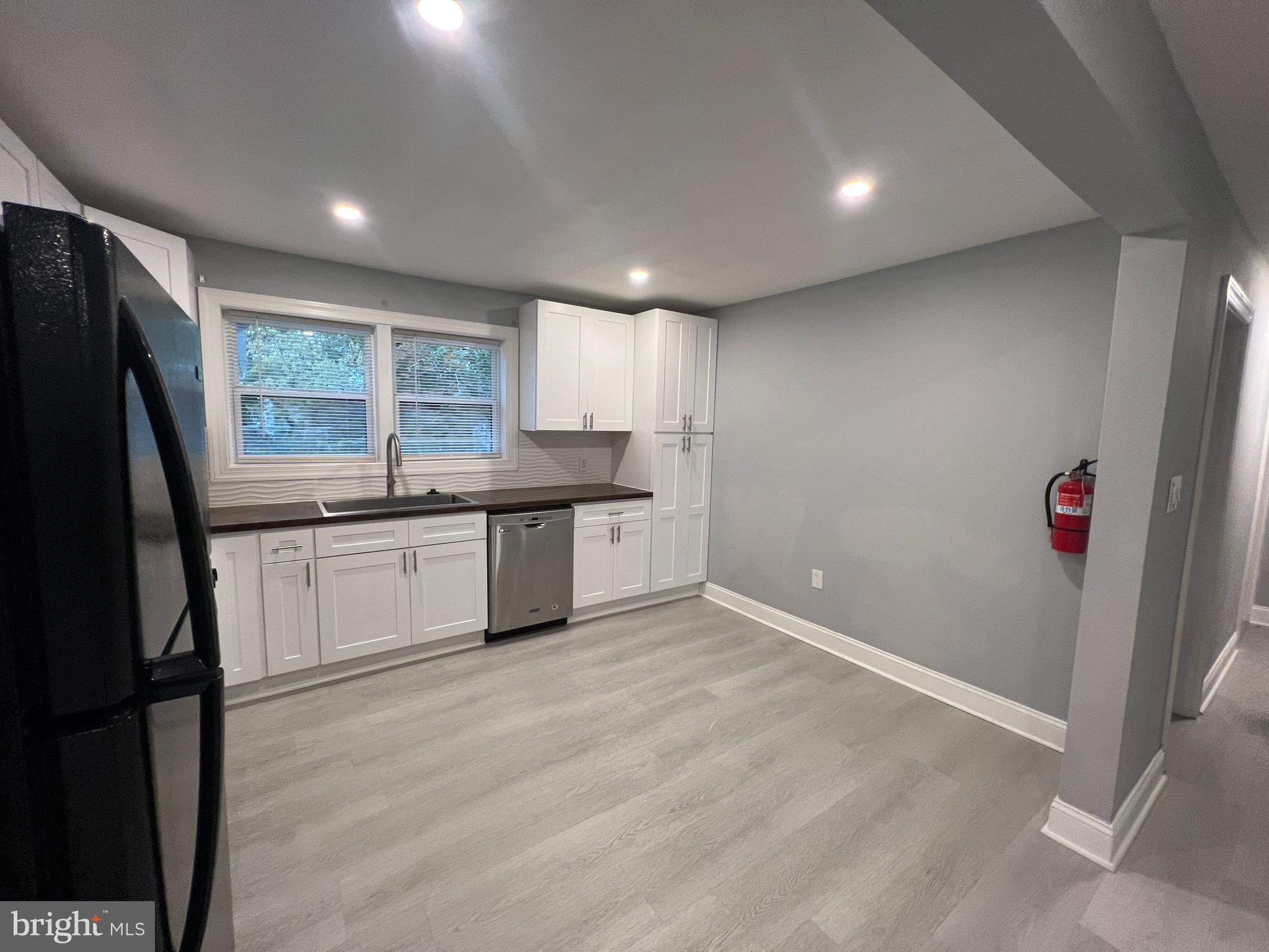 135 THOMAS AVENUE S B-4