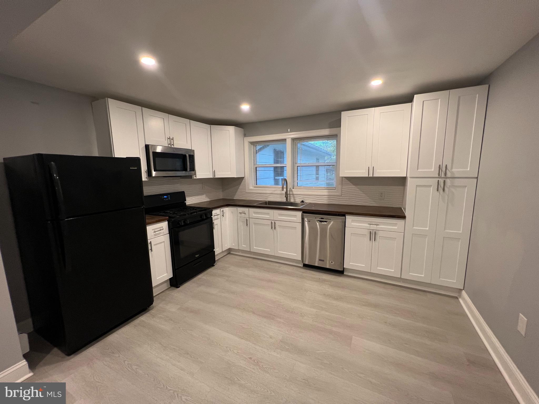 135 THOMAS AVENUE S B-4