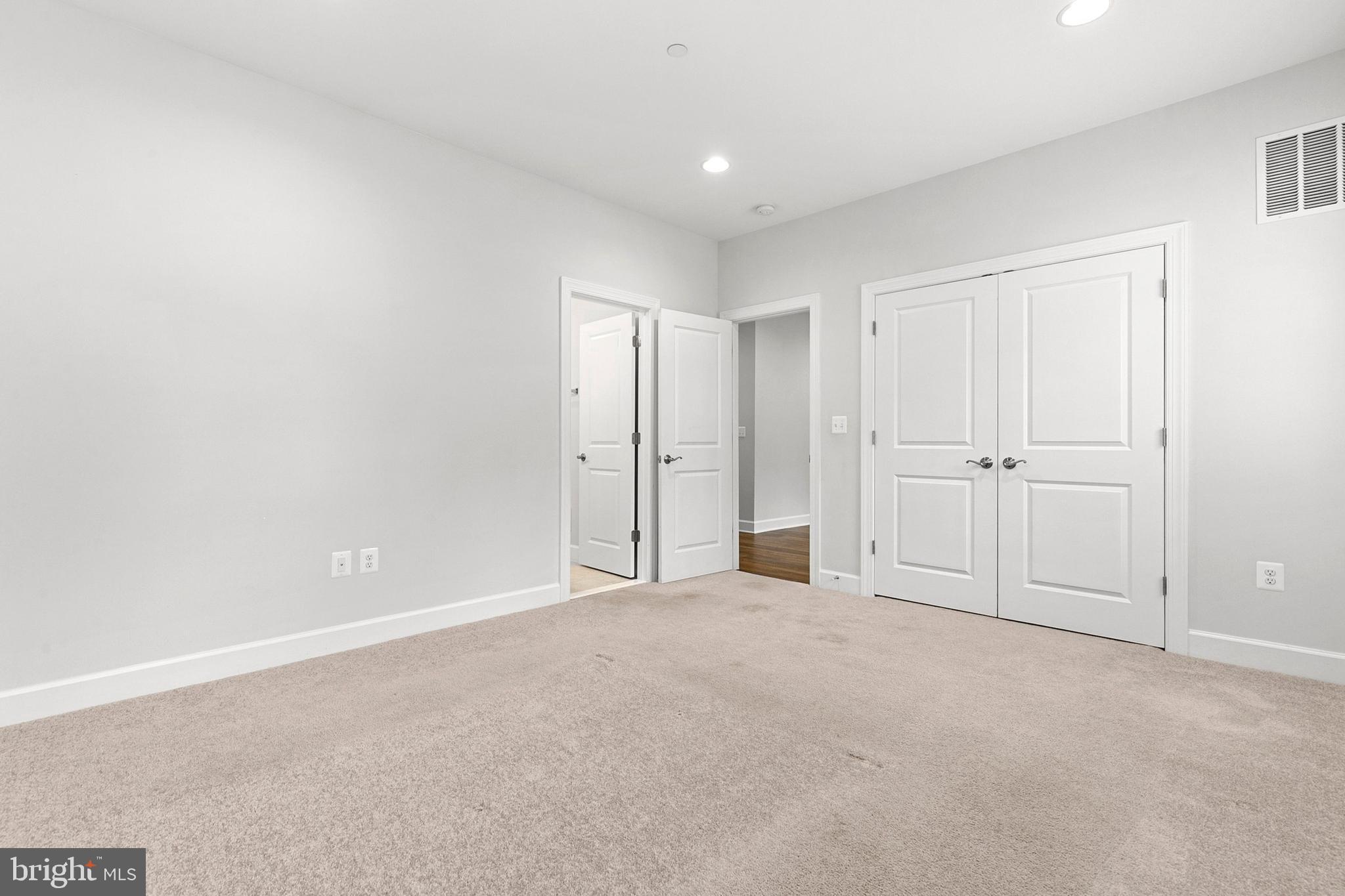 GREENWICH FOREST - Residential