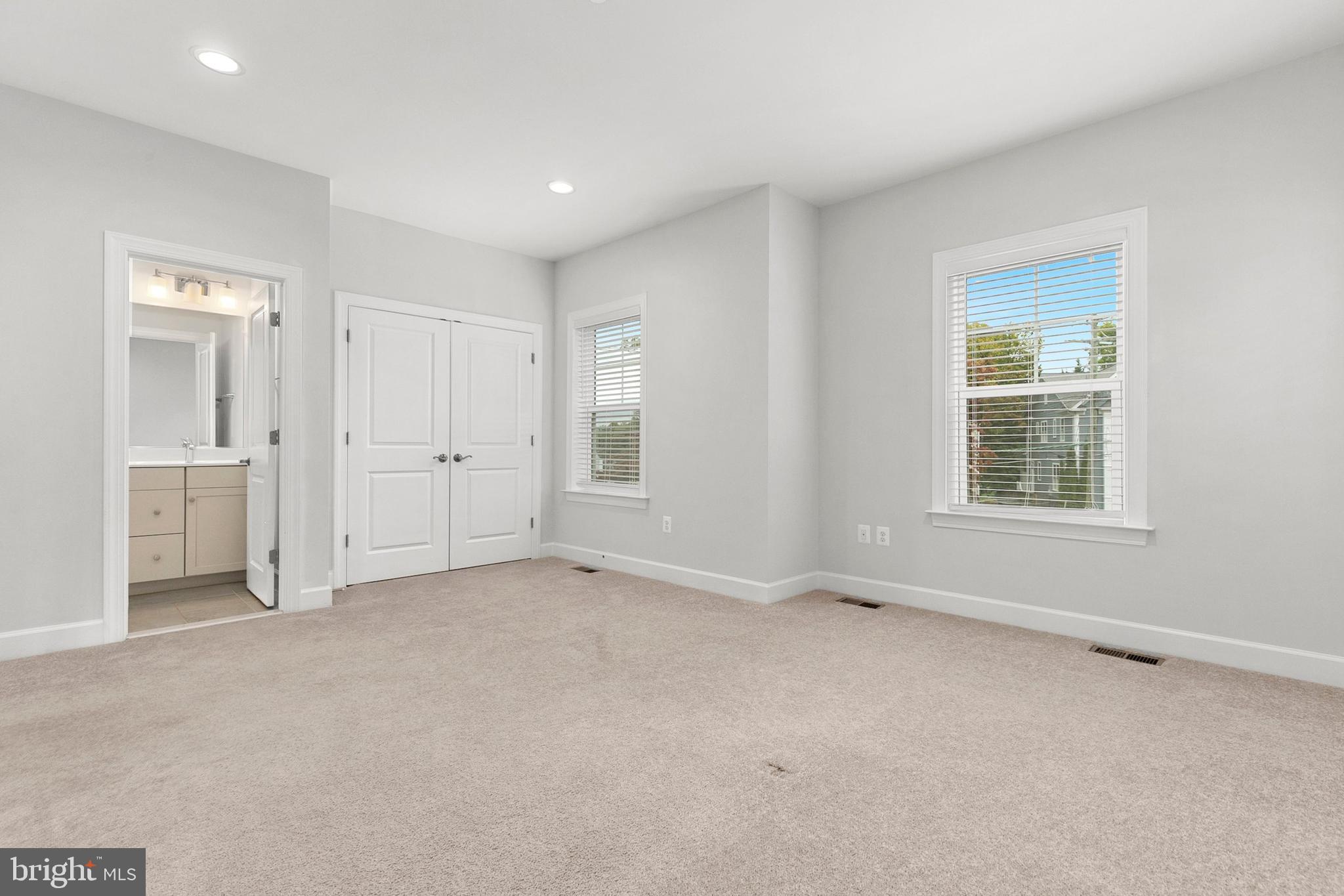 GREENWICH FOREST - Residential