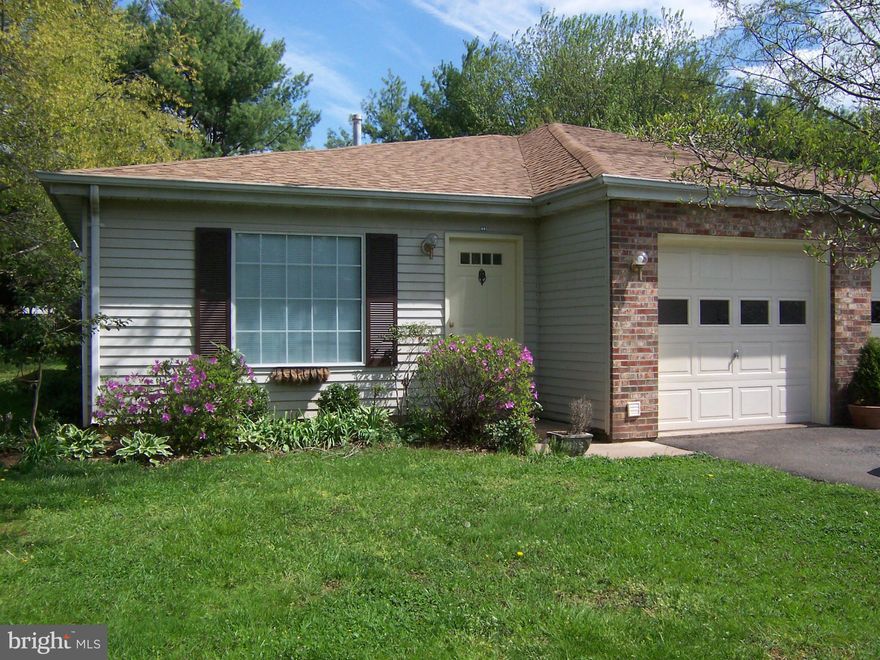 Freshly painted Duplex in the Town of Warrenton with lovely yard includes 3 bedrooms, 2 full baths, newer wall to wall carpet, new stove, dishwasher and counters in the kitchen. One car garage with new garage door opener. Patio off dining room and master bedroom, Close to restaurants and shopping.