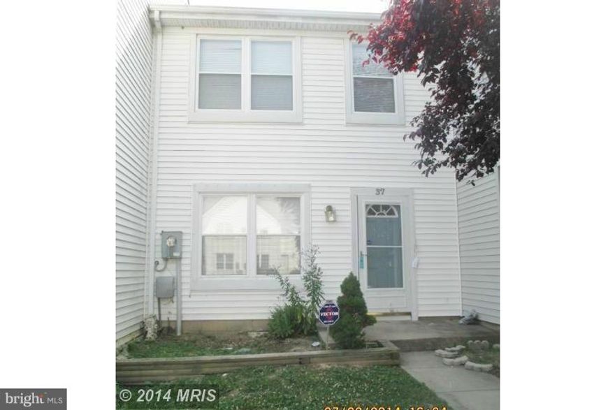 This town home is well kept with hardwood floors,updated flooring in kitchen, and new carpet.  2 spacious bedrooms and 1 full bath; jack and jill style.  This home is tenant occupied.  This is an awesome property for an investor to buy and hold or a motivated buyer.  Call today!