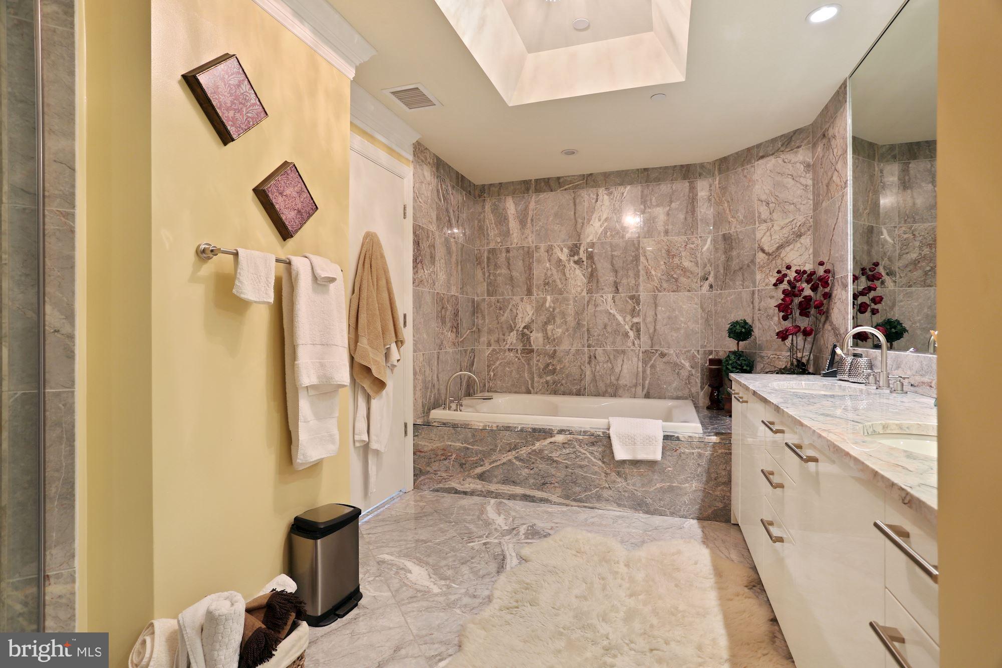 TURNBERRY TOWER - Residential