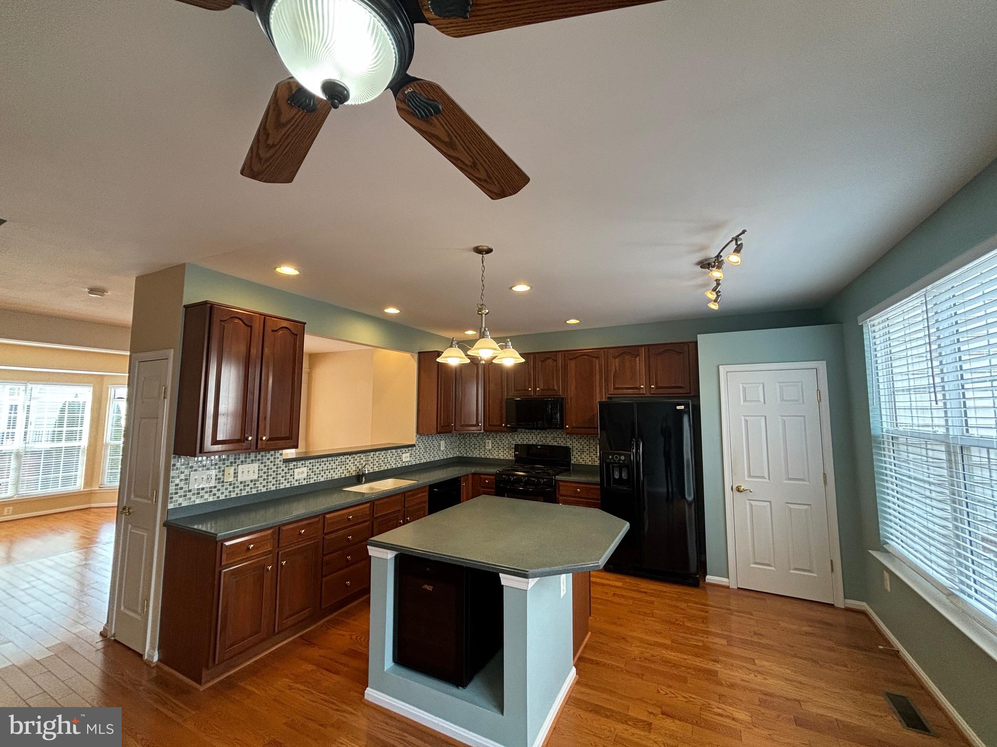 AUTUMN CHASE HUNT - Residential Lease