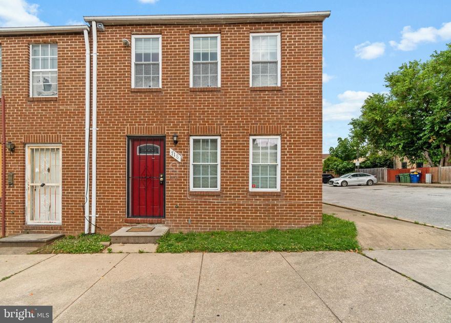 WELL MAINTAINED END OF ROW TOWNHOME NOW AVAILABLE WITH 3 BEDROOMS AND 1.5 BATHROOMS. ASSIGNED OFF STREET PARKING. SPACIOUS FLOOR PLAN. LARGE KITCHEN AND DINING SPACE. TONS OF NATURAL LIGHT. GIGANTIC FAMILY ROOM UPON ENTRY WITH MAIN LEVEL HALF BATH. AMPLE STORAGE. FRESH PAINT. PRIVATE FENCED IN BACKYARD - GREAT FOR ENTERTAINING. CLOSE PROXIMITY TO RETAIL SHOPPING, LOCAL DINING, AND ALL MAJOR HIGHWAYS. SCHEDULE A PRIVATE TOUR TOUR TODAY.