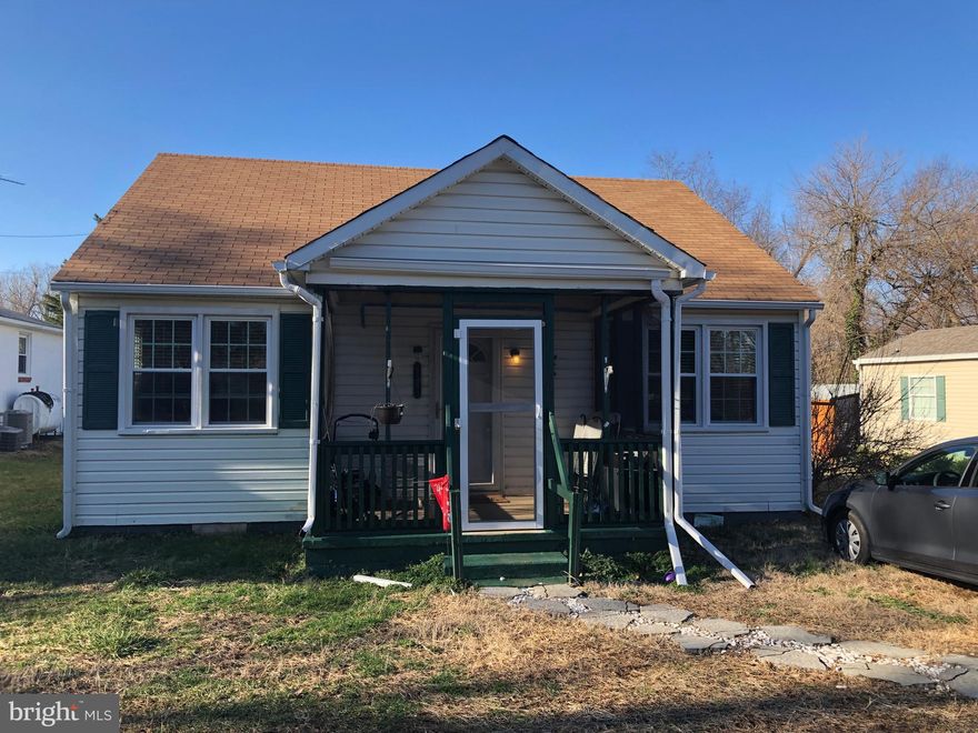 Cozy 2 bedrooms,1 bath ramble, living room, dining room, kitchen.