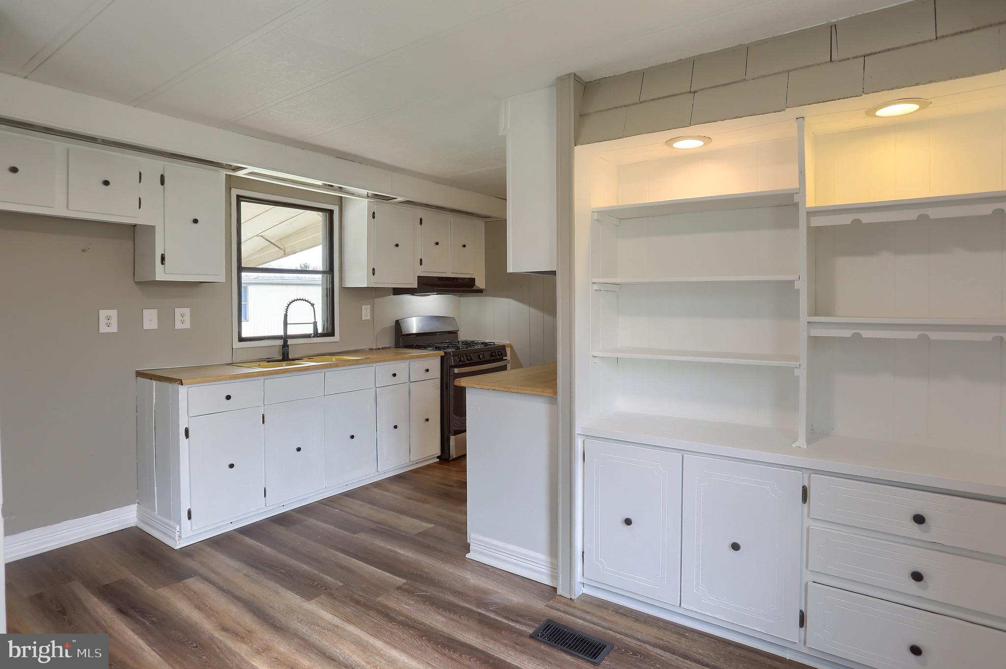 COUNTRY MANOR WEST - Residential