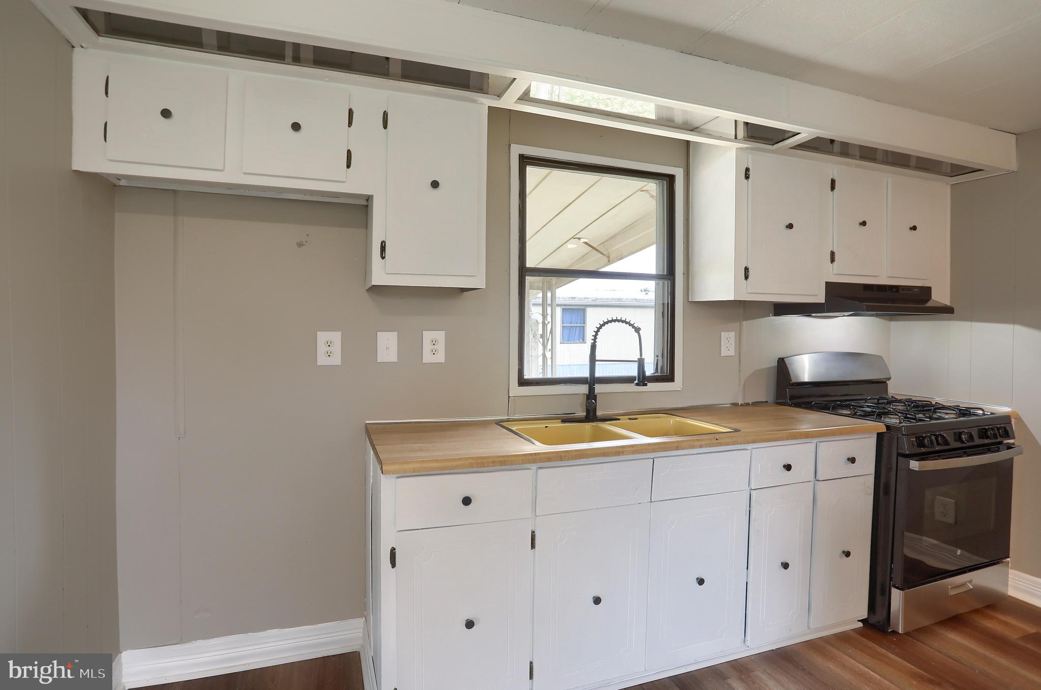 COUNTRY MANOR WEST - Residential