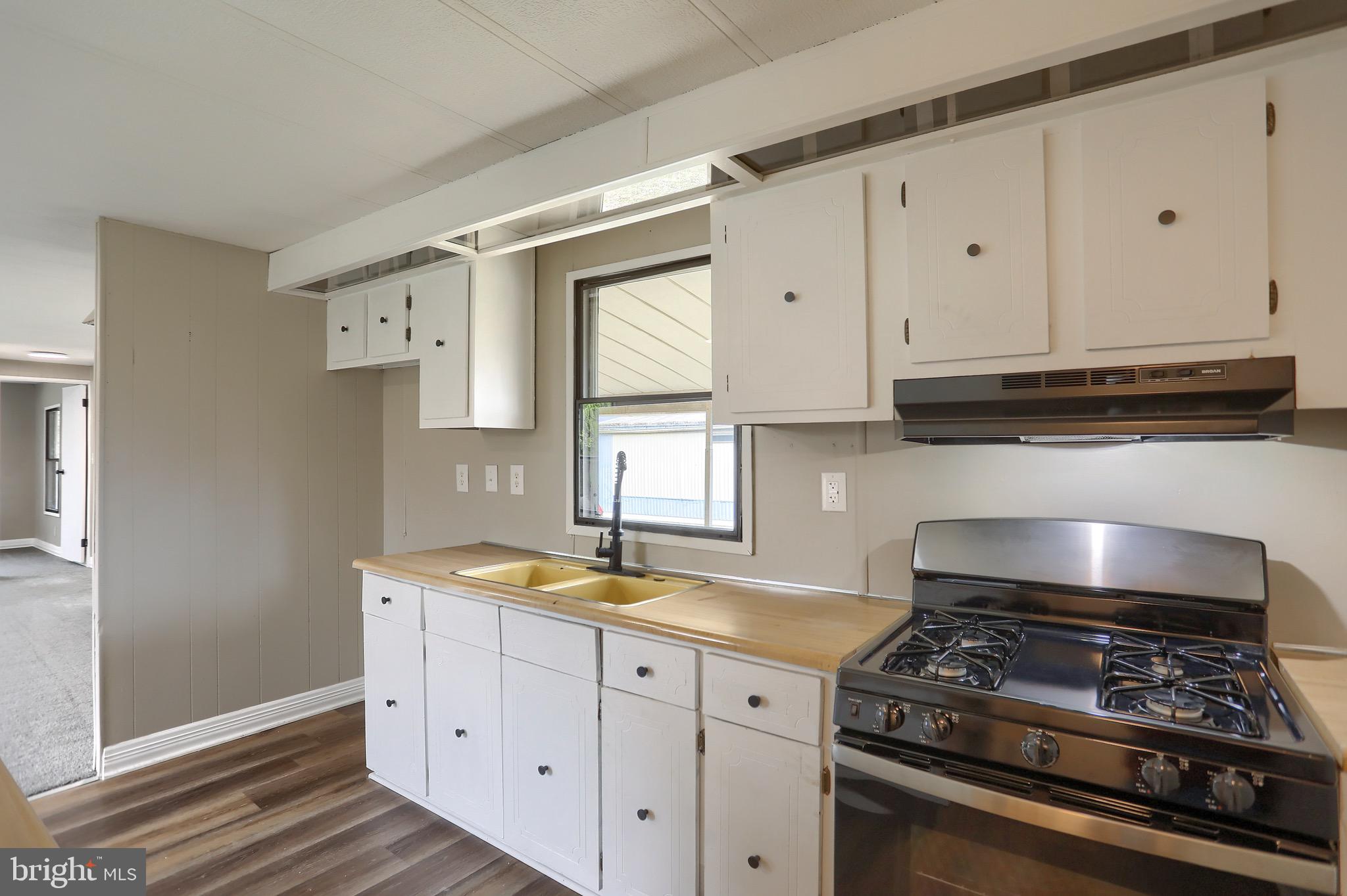 COUNTRY MANOR WEST - Residential