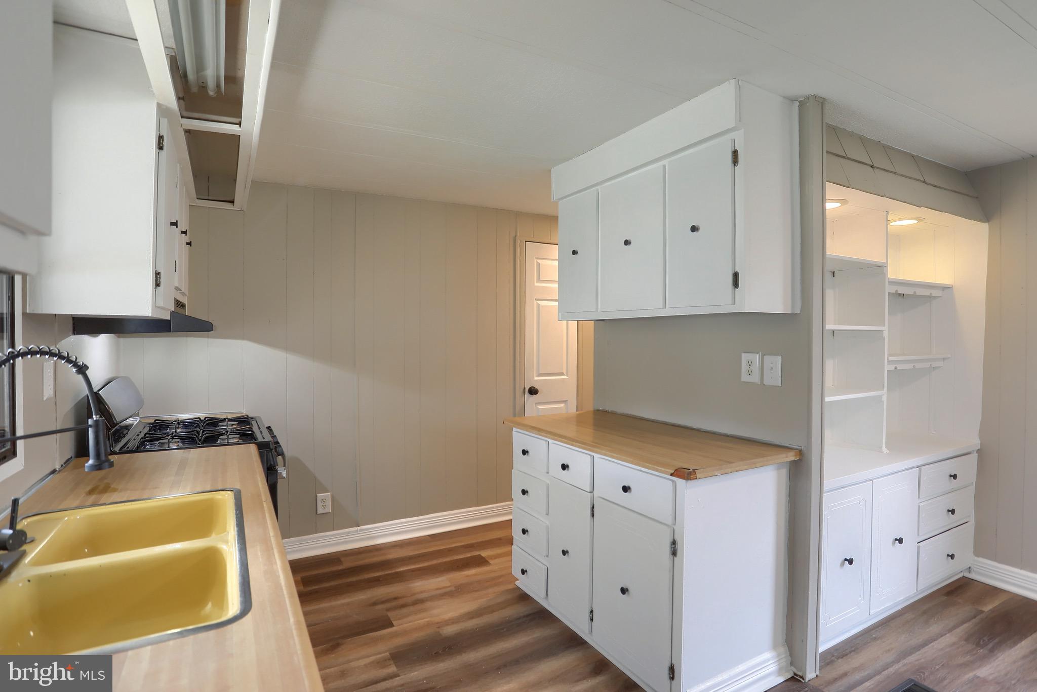 COUNTRY MANOR WEST - Residential