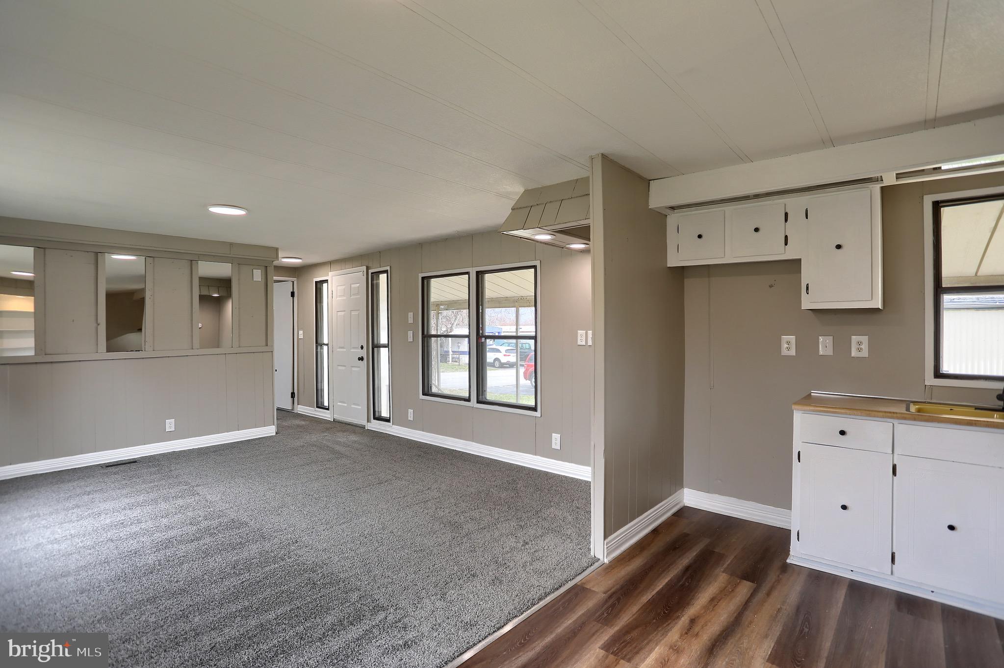 COUNTRY MANOR WEST - Residential