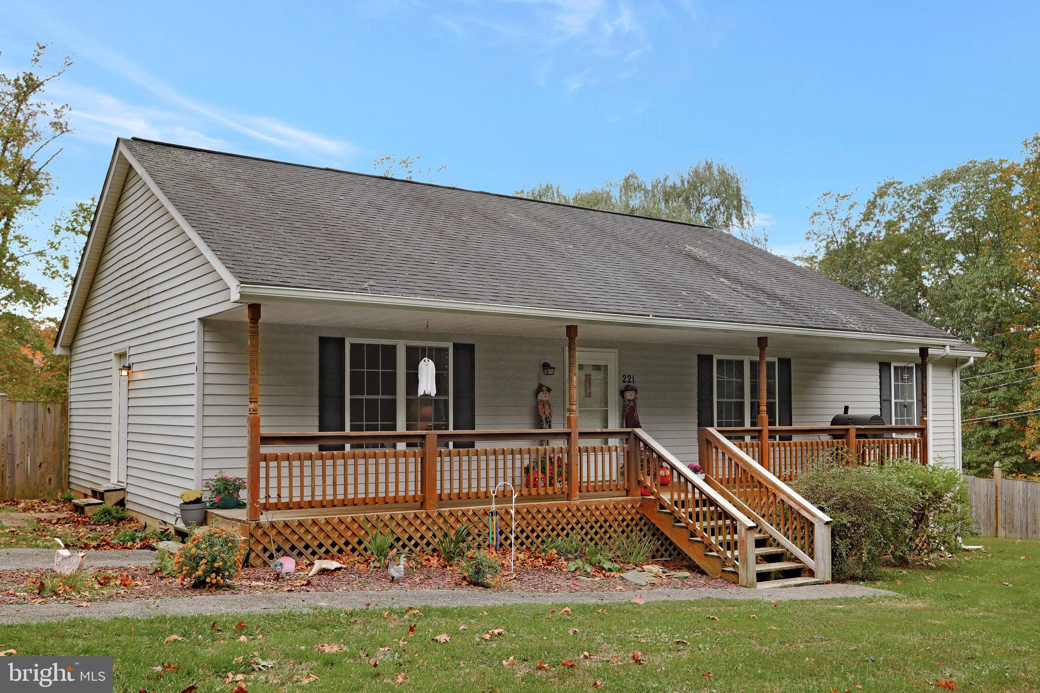 River access within a community owned private park. Schedule your appointment to see this Ranch home Situated on a half acre at River View Park. This single level home has a Large covered front porch and a Fantastic deck to spend hours enjoying the outdoors with a fully fenced in back yard. The home features a large formal living room , Kitchen with a large pantry and dining room with ceramic tile flooring. The Main Bedroom Suite boasts a private bathroom and a walk-in closet. There are also two additional bedrooms and a Full Hall bathroom, The crawl space is "tall" and plenty of room for additional storage.
Seller is offering a $2,000 carpet allowance to be paid at Closing.
Upon Contract, Seller will need to find home of choice.