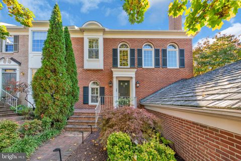 Photo of 8313 Rising Ridge Way, BETHESDA, MD 20817 (MLS # MDMC2206138)