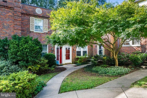 Photo of 1400 S Barton Street S #424, ARLINGTON, VA 22204 (MLS # VAAR2077980)