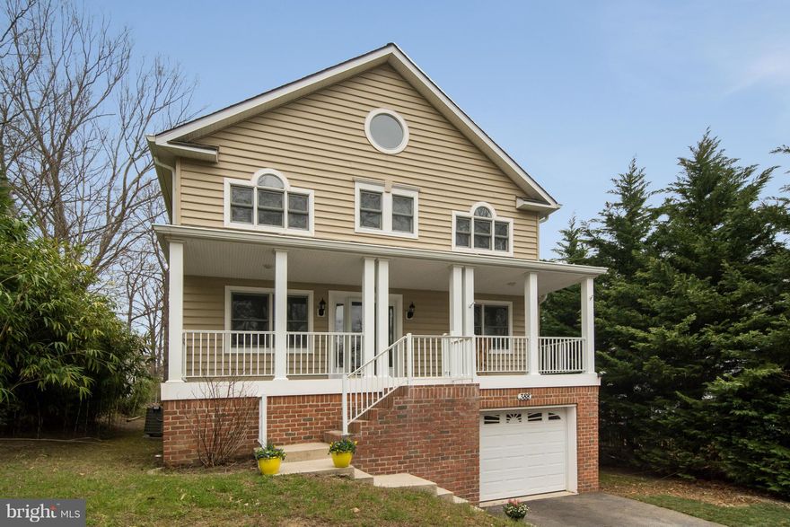 Gorgeous Home ready for new owners.  Huge open kitchen with plenty of space for the whole family.   Great wood burning fireplace for chilly nights.The master suite has its own balcony overlooking the double lot.The backyard is perfect for adding a firepit to sit and relax in the evening. Vol HOA gets access to boat ramp and 5 access points to the river. Plenty of storage in the basement.