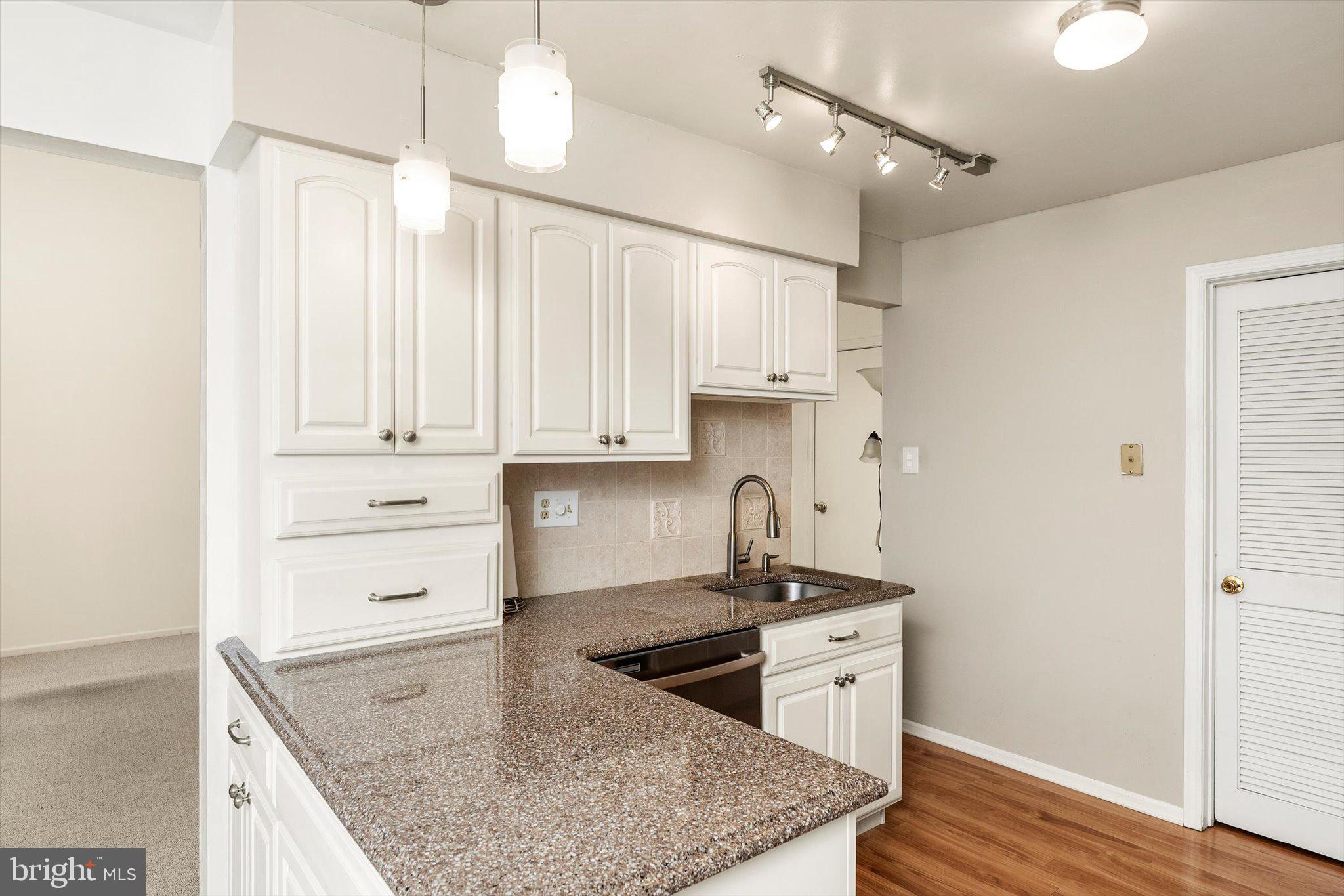 SHARON MEWS - Residential