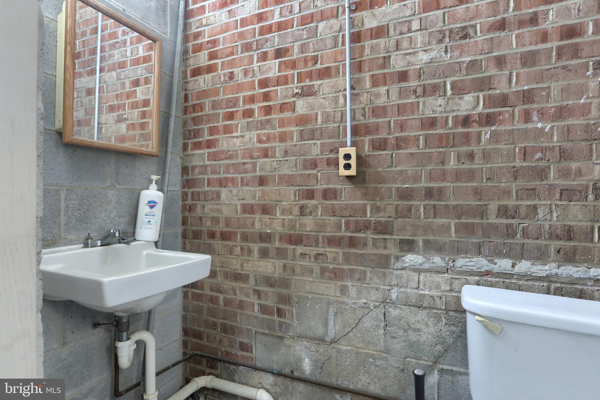 Main image without alt text