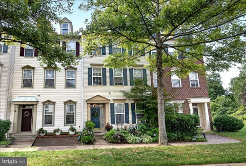 Townhouse For Sale - 26129 Nimbleton Square<br/> CHANTILLY, VA 20152