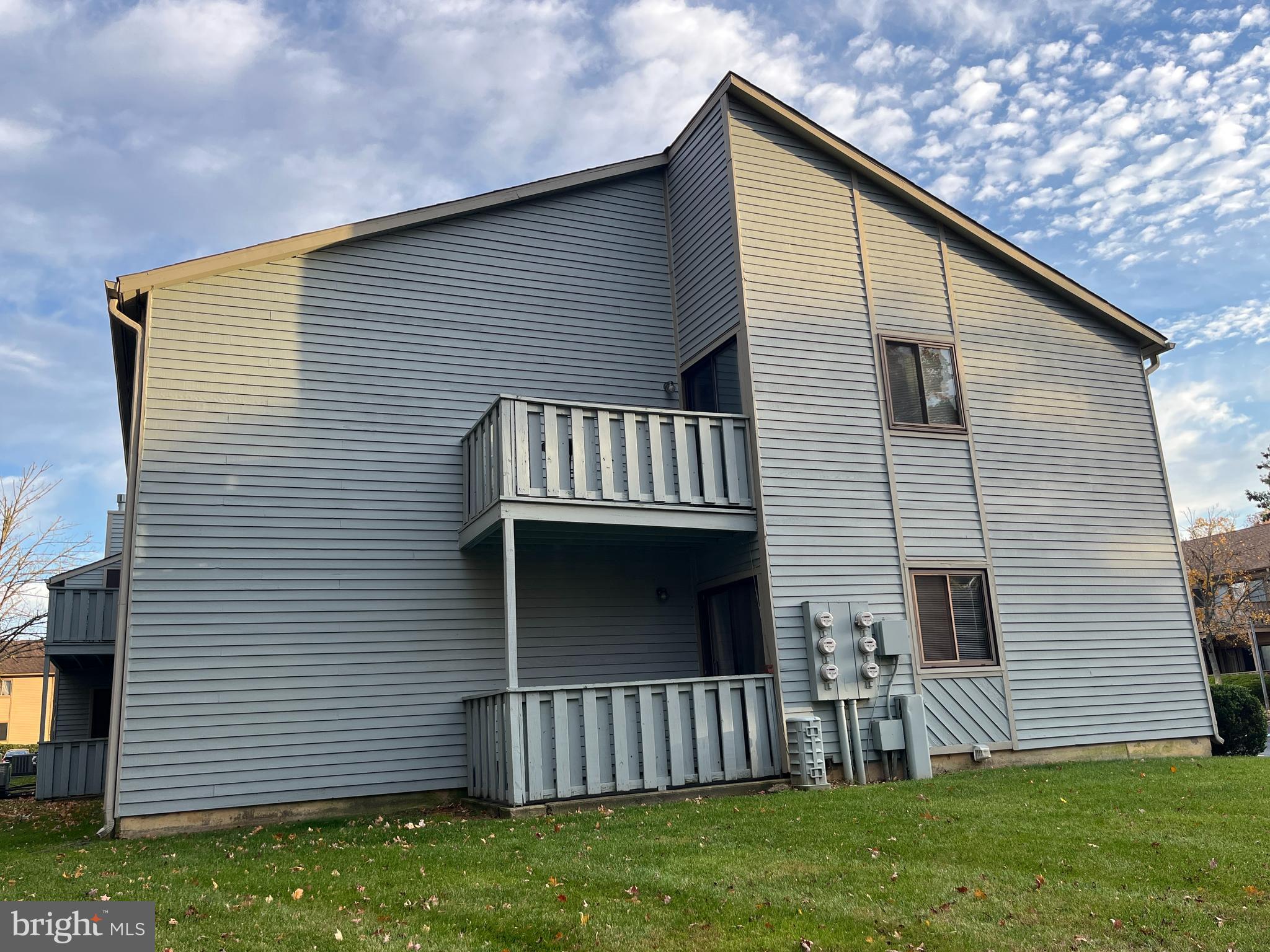 1909 WOODHOLLOW DRIVE